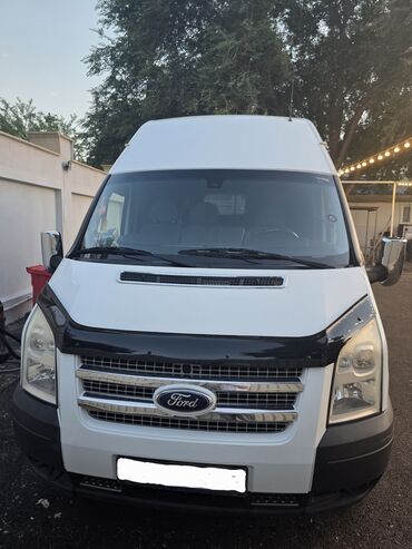 запчасти на форд фокус 1: Ağ rəngdə Ford Transit minik avtomobili. Yüksək tavanı ilə yüklərin