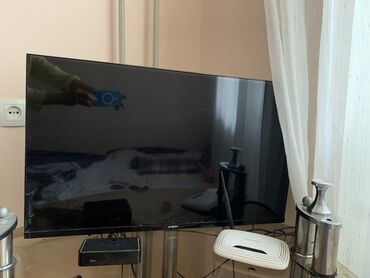 продажа настольного компьютера: Телевизор VISION, плоская панель примерно 32–40". Узкие рамки, черный