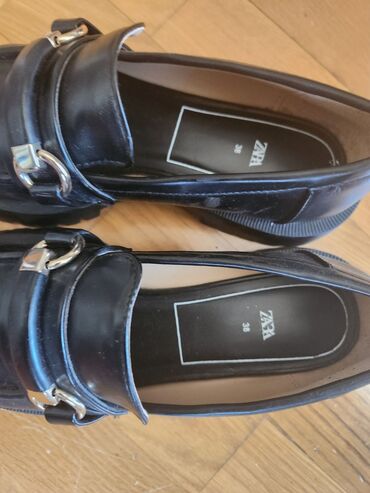 crne karirane pantalone: Loafers, Zara, 38