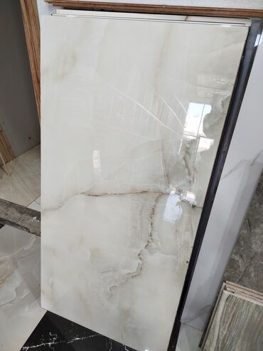 hamam dus: Porcelan keramika plitə – iri ölçülü, yüksək parlaq səth - Rəng: açıq