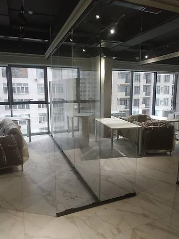 Перегородки на заказ: На заказ Цельностеклянная перегородка, Для офиса, Бронированное стекло, Монтаж, Демонтаж, Бесплатный замер — 11