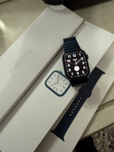 портативные колонки divoom: Apple Watch (серия на фото), корпус в тёмно‑синем/черном цвете