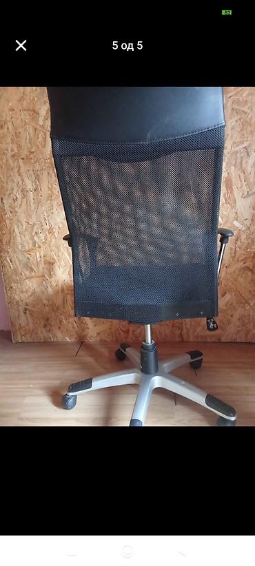 Ergonomska kancelarijska stolica sa mrežastim naslonom i tapaciranim