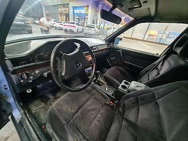 mühərrik yastığı: Mercedes-Benz E-Class W124 sedan - Kuzov: 4 qapılı sedan, açıq mavi — 7