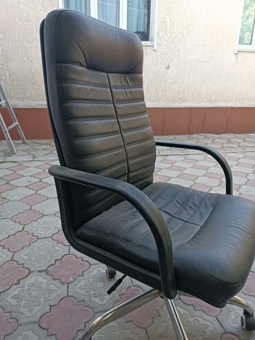 Офисные кресла: Office chair, Б/у, С колесиками, цвет - Черный, Кожа, Платная доставка, Самовывоз