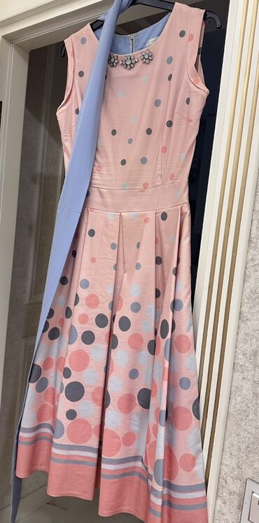 Dəstlər, kostyumlar: Qadın geyim dəsti – 4 parçadan ibarət 1) Açıq mavi, düz kəsimli jeans — 11