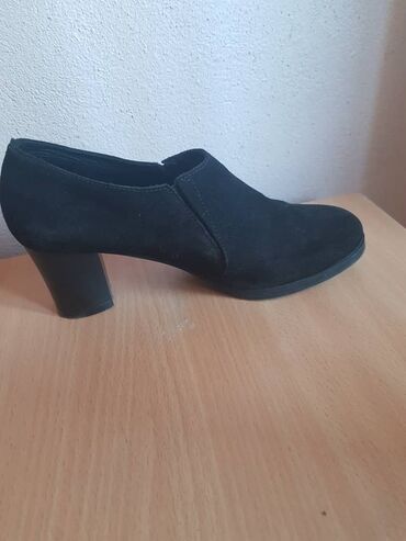 продаю женские туфли: Туфли 36.5, цвет - Черный