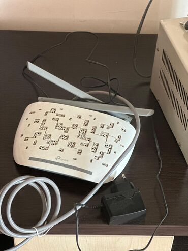 tp link 8 port: TP-Link Wi‑Fi router - Marka/model: TP-Link (loqosu üzərindədir) -