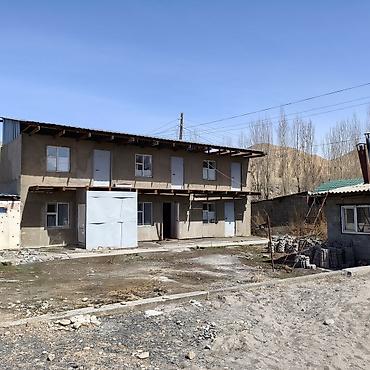Продажа коттеджей и домов: 🔥 ҮЙ + ДАЯР БИЗНЕС САТЫЛАТ! 📍 Нарын, центр (Торобаев 14) 🏠 4 бөлмө — 13