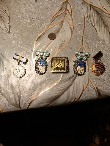 медаль: Sovet dövrünə aid nişan və medallar dəsti. Dəstə şəkildə görünən 5 — 1