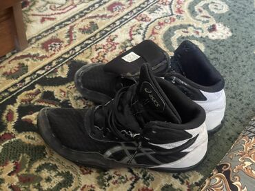обувь асикс купить: Пара высоких черных борцовок Asics с белыми вставками по бокам. Обувь