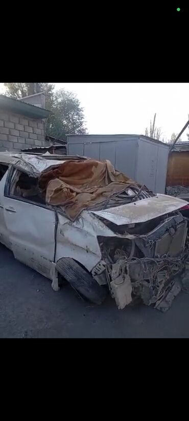 машины аварийные: Белый минивэн с сильно поврежденной передней частью, указывающей на