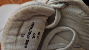 adidas patike cena: GUESS ženske patike – model sa metalnim detaljima - Boja: bela sa — 4