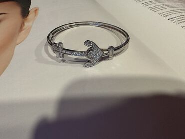 Браслеты: Шикарный литой браслет из серебра высшего качества 925 камни циркон