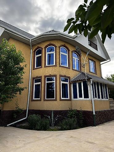 Продажа коттеджей и домов: Продается просторный частный дом с благоустроенной территорией — 1
