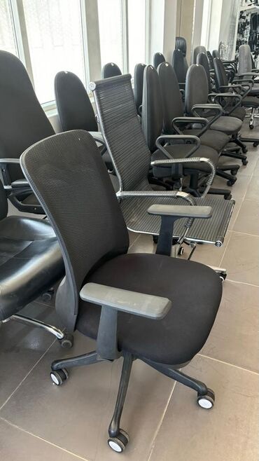 Офисные кресла: Офисное кресло, Б/у, С колесиками, цвет - Черный — 5