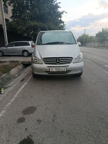 скутер ондоо: Минивэн Mercedes-Benz Viano серебристого цвета, представленный в