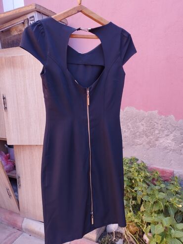 Tuflilər: Ayyaqqabilarin 2 si 30 azn donlarin.hamisi birlimde 50 azn Qadın geyim — 10