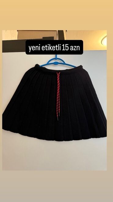 Ev geyimləri, pijamalar: Pilisəli qara rəngdə qadın yubkası. Elastik bel hissəsi rahatlıq təmin