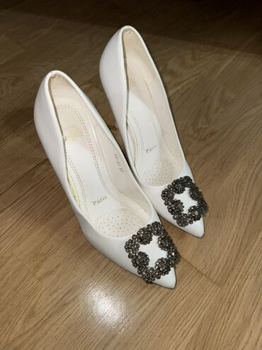 женские золотистые туфли: Ağ rəngli zərif qadın tuflisi - Stil: sivri burun, nazik hündür daban