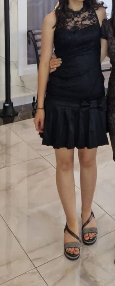 Donlar: Qara rəngli qısa ziyafət donu - Model: dizdən yuxarı uzunluq, ətəyi