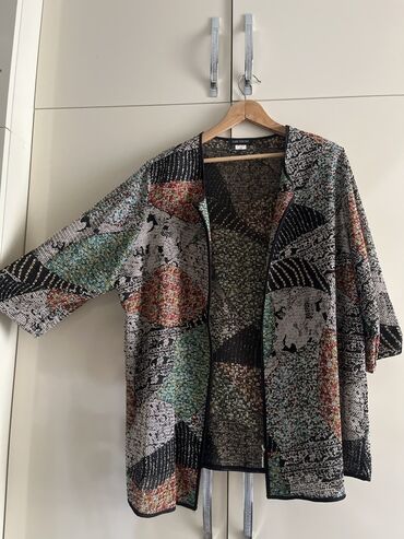 yun jaket: Müxtəlif naxışlı və rəngli parçaların birləşməsindən ibarət olan qadın