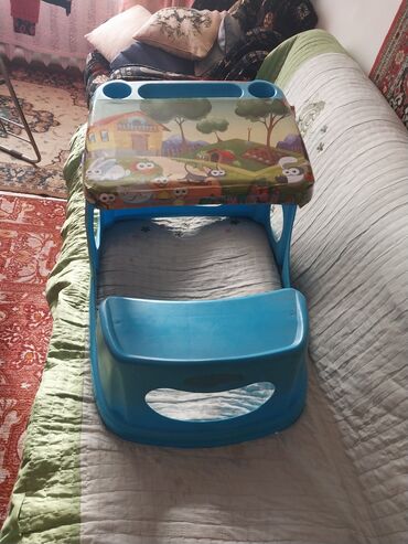 Игрушки: Детский стол со стулом литой в хорошем состоянии 1200 сом срочно