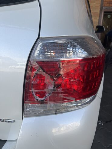 бак 210: Toyota Highlander 2011 год, нужен стоп фара правая. Рестайлинг