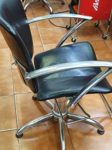 кресло парихмахерская: Срочно продаю.оборудование салона. педикюрное кресло . кресло