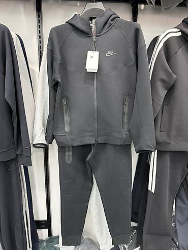 Спортивный костюм Nike: худи на молнии с капюшоном и брюки-джоггеры at lalafo.kg Спортивный костюм Nike: худи на молнии с капюшоном и брюки-джоггеры
