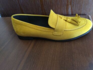 желтые туфли: Лоферы жёлтые, Keddo. Разнопарки, один (правый)- 38 размера, второй