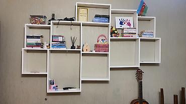 divar ref: Divar üçün modul kitab rəfi – ağ rəngdə, müasir minimalist dizayn — 2
