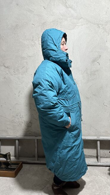зимние мужские куртки с капюшоном: Продаю зимнюю фабричную куртку голубого цвета 52 размера Женская