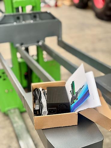 Biznes üçün avadanlıq: Elektrikli Özünü Qaldıran Steker – 700 kq, 1.5 m Texniki — 2