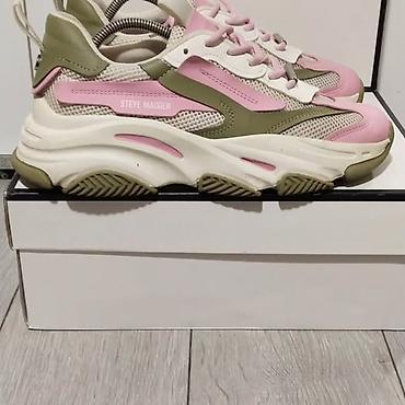 Steve Madden
Broj 41
Cena 6300 din 
Top stanje 
pb