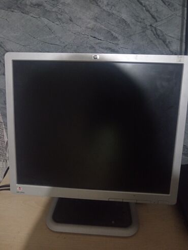 kompüter ekranı: HP brendindən olan bu monitor standart ölçülü ekranı və gümüşü