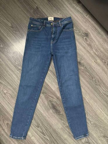 mona pantalone: Denim farmerke, veličine 29. Imaju 2% elastina, poluobim struka 38 cm