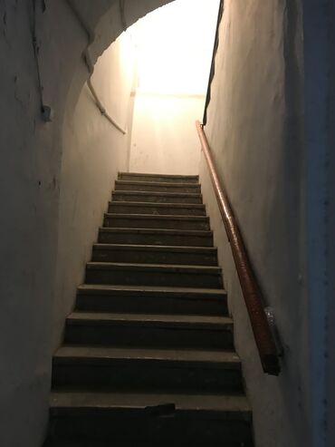 Binalar: Tarixi mərkəzdə yerləşən küçə mənzərəsi olan kommersiya obyektləri və — 6