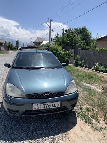 субару легаси 2008: Автомобиль Ford Focus в кузове седан, окрашенный в сине-зеленый цвет