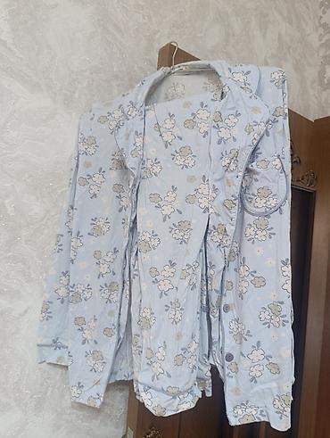ev paltari: Mavi rəngli, çiçək naxışlı qadın pijama dəsti. Yumşaq, yüngül parça — 1