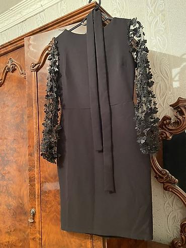 Qara kokteyl/gecə libası - Rəng: dərin qara - Siluet: düz, dizə lalafo.az -da Qara kokteyl/gecə libası - Rəng: dərin qara - Siluet: düz, dizə