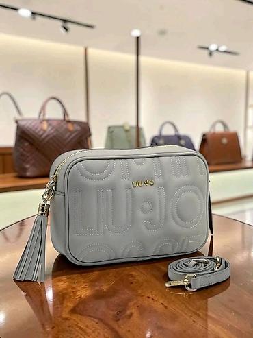 dekolte ili deholte: Liu Jo crossbody torba – model sa reljefnim monogramom - Kompaktna — 2