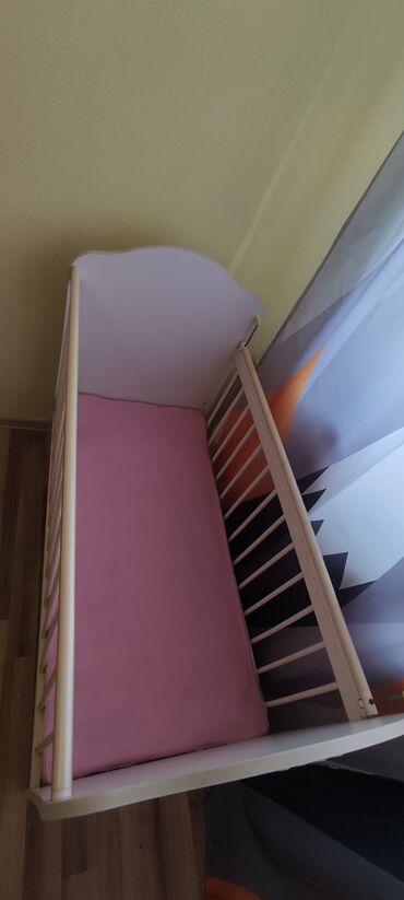 Мебель: Детская кроватка с матрасом и непромокаемым наматрасником. В подарок