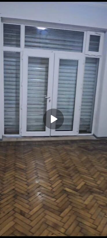 Mismarlar, şuruplar: PVC qapı-pəncərə sistemi - Ağ rəngli, çoxlu şüşə bölməli PVC