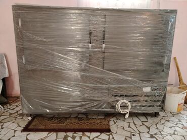Dərin dondurucular: Şüşəli ön hissəyə, çoxsaylı rəflərə və daxili işıqlandırmaya malik bu
