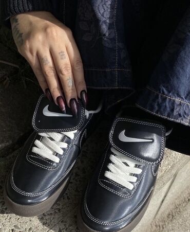 туфли новая не разу не одевала: Nike Retro dərili krossovkalar - Rəng: qara üst, ağ şnur və tikiş