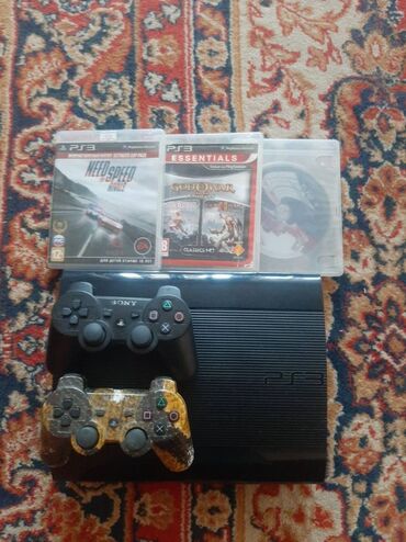 mp 3 player: Playstation 3 500GB. Ustunde 2 pultu, 3 oyun diski ve sunurlari hamisi