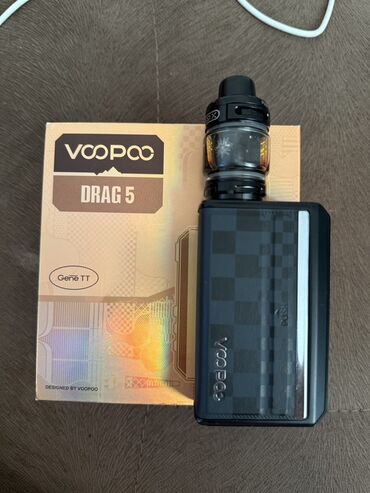 Qəlyan, vayp və aksesuarları: VOOPOO Drag 5 elektron siqareti. Qara rəngdə, damalı dizaynlı korpusu
