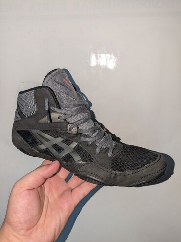 срочно продаю в связи с переездом: Мужские кроссовки, 42.5, Asics, Б/у, цвет - Серый