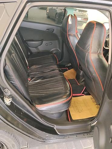 i30: Hyundai i30 hatchback, qara rəng, 5 qapı. Əsas xüsusiyyətlər: - — 7